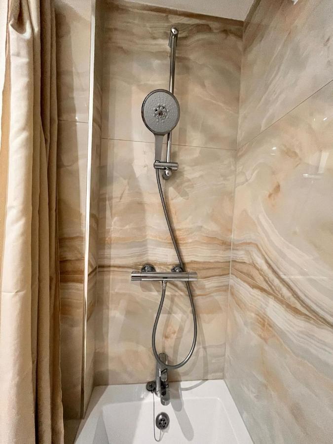 Luxurious Double Bedroom, Ensuite With Free Wifi. Séjour chez l'habitant *