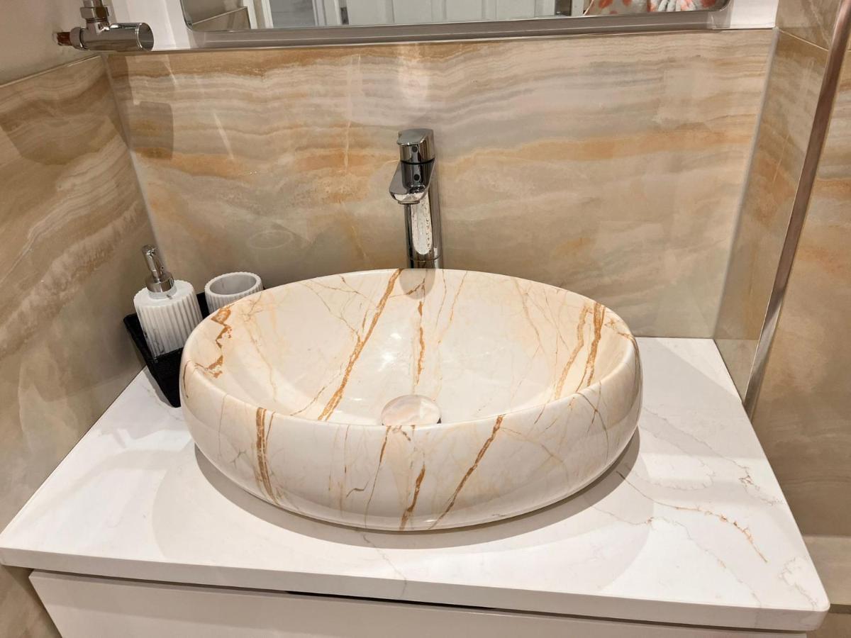 Luxurious Double Bedroom, Ensuite With Free Wifi. Séjour chez l'habitant *