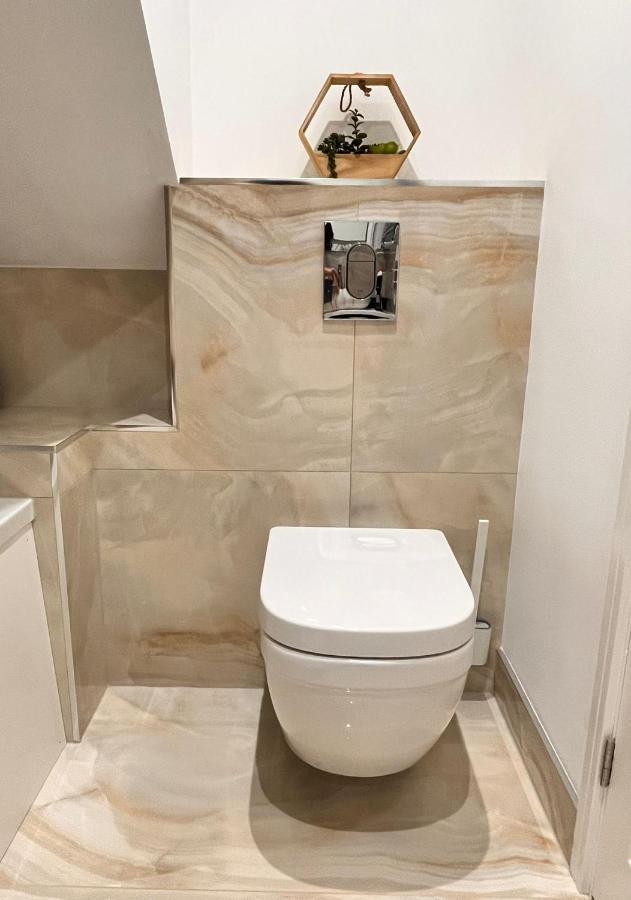 Luxurious Double Bedroom, Ensuite With Free Wifi. *