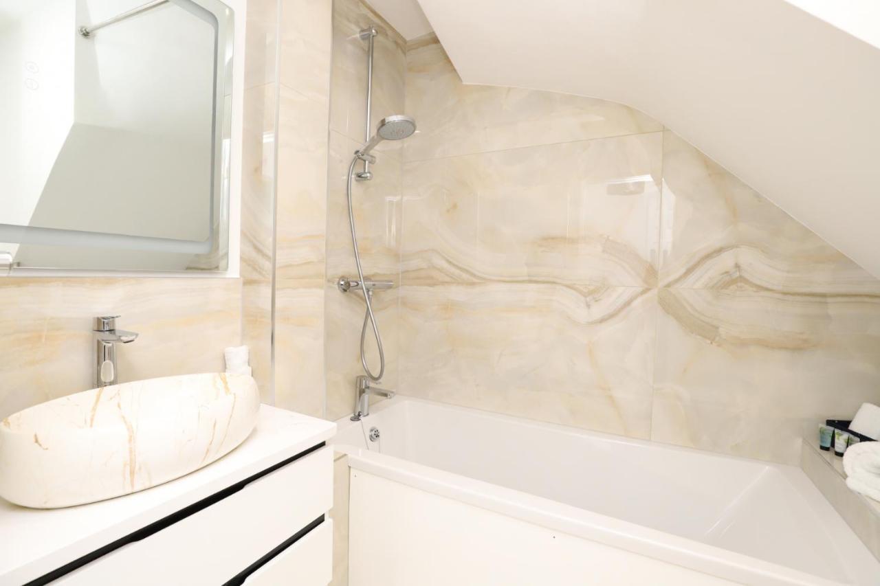 Luxurious Double Bedroom, Ensuite With Free Wifi. Homestay *
